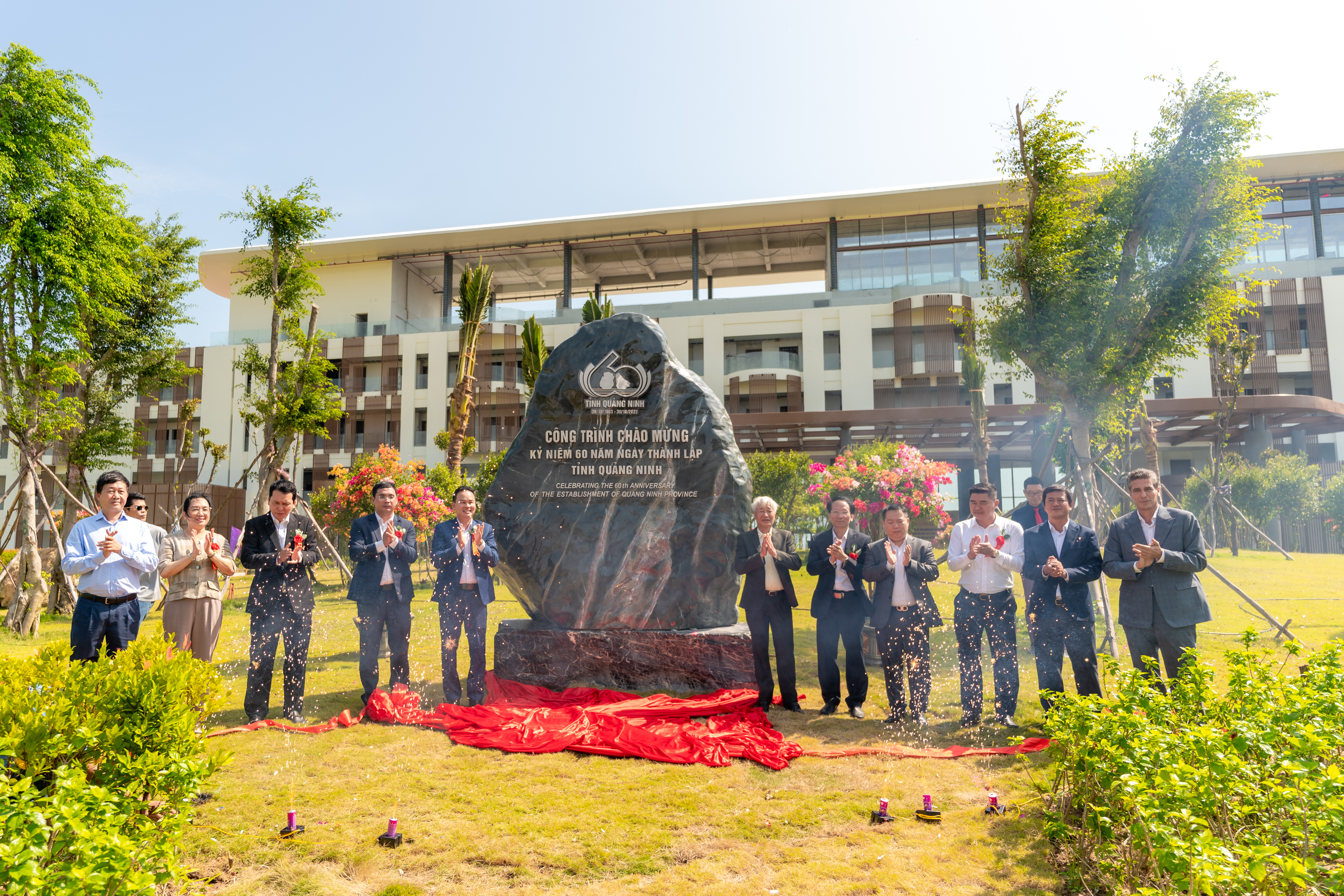 Lễ gắn biển chào mừng kỷ niệm 60 năm thành lập tỉnh Quảng Ninh và 75 năm thành lập huyện Vân Đồn tại công trình Khu du lịch sinh thái cao cấp Vân Hải (Viglacera)